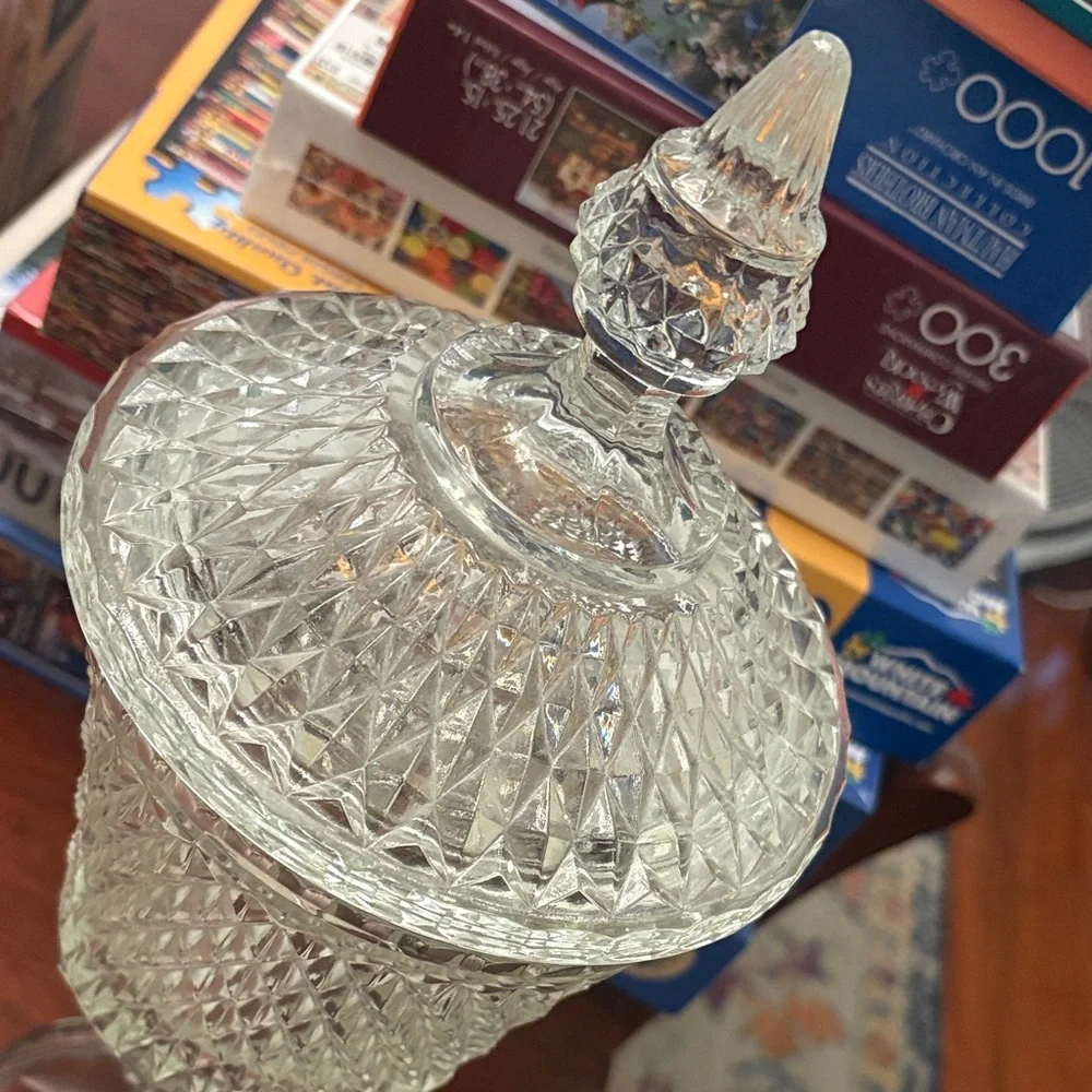 Elegant Crystal Candy Dish with Lid - Picture 2 of 9